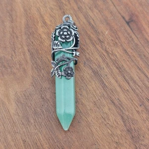 Ciondolo Obelisco Verde Ametista Avvolto Tono Argento Fae Fairycore Rinascimento - Foto 1 di 4