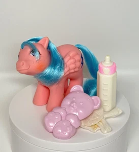 1984 G1 My Little Pony Baby Firefly Pink Pegasus MLP mit Flasche & Bärenbürste - Bild 1 von 18
