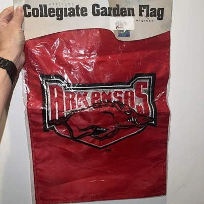 Bandera de jardín universitario Arkansas Razorbacks Foto 1 de 4