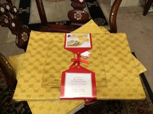 8 Pc Holiday Gift Giving Set of 4 placemats And Napkins Yellow NEW - Picture 1 of 6