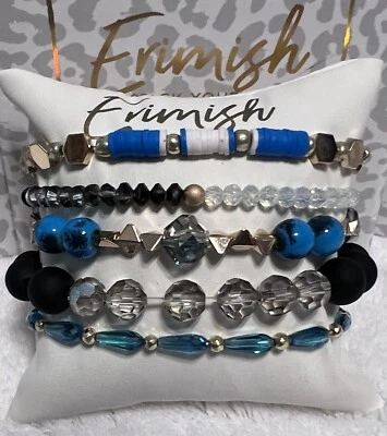 NOVO! PULSEIRAS ERIMISH 5 peças pilha - azul-petróleo, branco, preto e dourado - Imagem 1 de 3