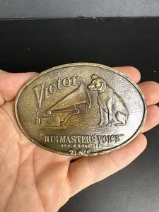 Hebilla de cinturón vintage Victor "His Master's Voice" - Indiana Metal Craft - Latón - Imagen 1 de 4