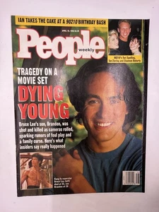 People Magazine April 19, 1993 Bruce Lee Son Brandon Dying Young 90210 Vintage - Foto 1 di 2
