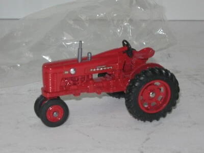 1/43 INTERNATIONAL 300 TOY FARMER SHOW TRACTOR NIB 1986 vintage - Image 1 of 3