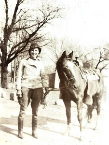 FOTOGRAFÍA ORIGINAL VINTAGE ~ MUJER CON CABALLO CON PANTALÓN DE MONTAR Y ABRIGO GUISANTE - Imagen 1 de 2