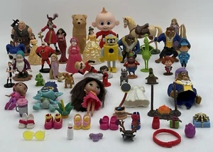 Riesiges 56 gemischtes Disney, Universal, Barbie PVC Figuren Konvolut und Zubehör - Bild 1 von 11