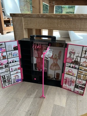 Barbie Kleiderschrank Kleiderkoffer Pink Mattel Koffer Portable Carry Case - Bild 1 von 4