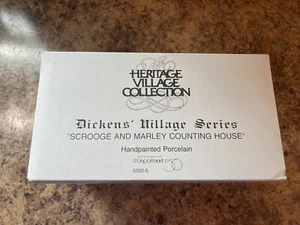 Abt 56 58483 Dagobert & Marley Zählhaus Weihnachtslied Dorf Zubehör - Bild 1 von 3