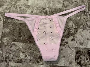 Mutandine nuove con etichette Victoria's Secret viola con occhielli ricamati picot trim fiocco stringa a v - Foto 1 di 3