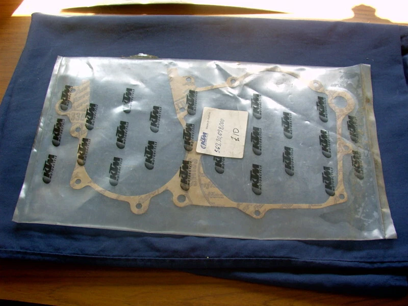 KTM 125 86-90 NOS CRANKCASE GASKET 563 30 039 000 - Image 1 of 1