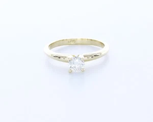 Anillo solitario clásico de cuatro puntas de oro de 14 quilates de corte redondo E/VS2 de diamantes naturales de 0,6 quilates - Imagen 1 de 4