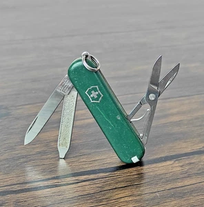 Victorinox Classic SD Swiss Army Knife 58mm, Hunter Green, Poor Condition - Picture 1 of 2