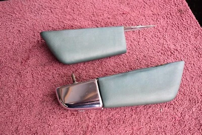 Juego Ford Fairlane 1962/2 reposabrazos traseros bonitos originales de fábrica Foto 1 de 4