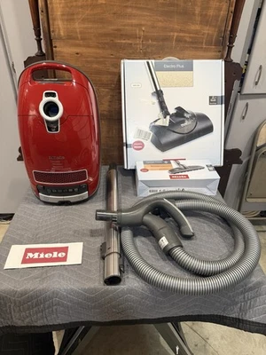 Miele Complete C3 Homecare Powerline Canister Vacuum Cleaner SGFEO - Image 1 of 4