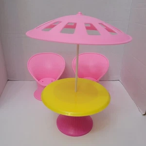 Tavolo ombrellone Barbie California 1987 vintage patio party Arco Mattel 2 sedie - Foto 1 di 9