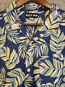 REEF Hawaiian Shirt Mens M Button Down Short Sleeve Cotton Surfer White Blue - Picture 1 of 10