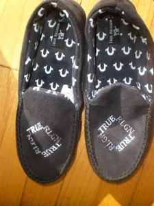 NUEVAS Zapatillas True Religion Talla 7-7.5 Negro Polar Ropa para Dormir UNISEX - Imagen 1 de 6