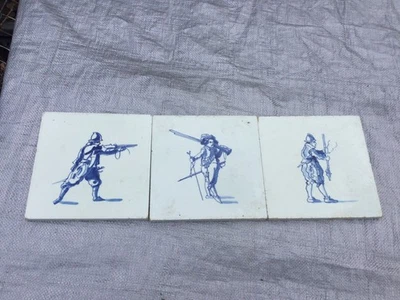 Drei (3) Vintage Künstler signierte Delfter Fliesen Musketier Design keine Reserve - Bild 1 von 4