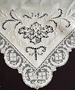 Antiguo mantel de té de lino con encaje de aguja, corte y encaje de filete ZZ622 - Imagen 1 de 3