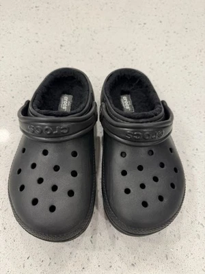 Sandalias Zueco Crocs Clásicas Forradas de Vellón Negras Difusas Jóvenes Niños Juniors Talla J2 Foto 1 de 4