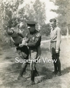 Foto de entrenamiento de la policía estatal de Michigan alrededor de 1935 Lansing MI sujeto de detención - Imagen 1 de 1