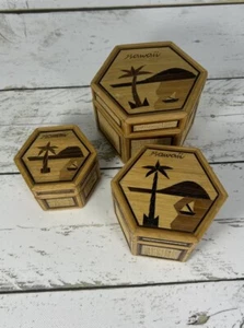 3 boîtes à bibelots octogonales en bambou design hawaïen boîte à lg 4,5" x 3,75" très bon état - Photo 1/13