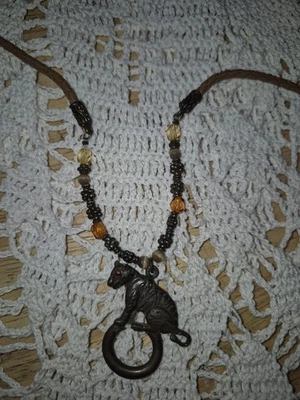 Collar/soporte de identificación para mujer Cookie Lee cuero empanizado con tigre Foto 1 de 4