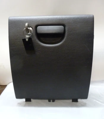 01-05 CHRYSLER PT CRUISER PORTA-LUVAS PAINEL COMPARTIMENTO PRETO FABRICANTE DE EQUIPAMENTO ORIGINAL COM CHAVE - Imagem 1 de 4