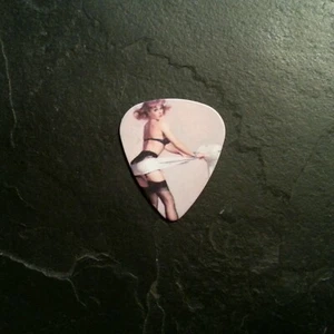 Pin Up Girl Vintage Retro Style Gitarren Plektrum Sammlerstück Musik Gitarrist Geschenk - Bild 1 von 2