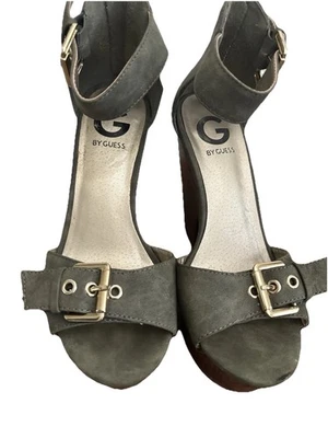 Sandalias de tacón de cuña Guess Platform 7 M correa para el tobillo punta abierta Barbie Bratz verde Foto 1 de 4