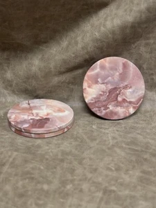 TRES POSAVASOS VINTAGE DE MÁRMOL ROSA SINTÉTICO - Imagen 1 de 6