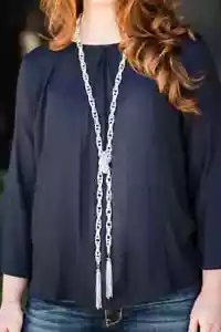 Collar Bufanda Paparazzi "Bufanda para Atención" Plata Texturizada Borlas - Imagen 1 de 6