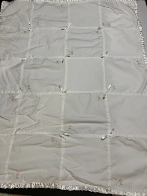 Edredón de bebé Carters de colección blanco bordado dulce margaritas borde con volantes espalda satinada Foto 1 de 4