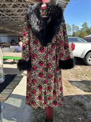 Abrigo Betsey Johnson X Torrid Leopardo Imitación Piel Terciopelo Plumero 2X Plus Foto 1 de 4