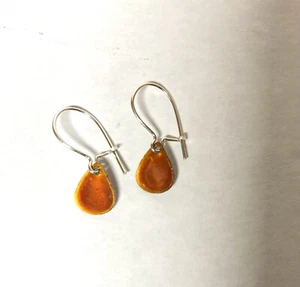 Vintage Dunkelorange Emaille auf Sterlingsilber kleine Träne Ohrhänger Ohrhänger - Bild 1 von 3