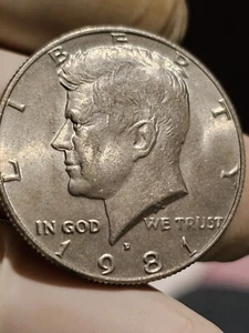 1981 D KENNEDY HALF DOLLAR COIN - Picture 1 of 2