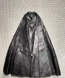 Figura Cape HotToys Liga de la Justicia Batman Versión Batsuit Táctico 1/6 HT MMS432 - Imagen 1 de 3