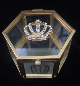 Schöne Königskrone goldfarbene Schmuckschatulle mit verziertem Kronenemblem - Bild 1 von 7