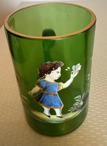 Antigua taza pintada de vidrio verde esmeralda Mary Gregory con mango taza niña mariposa - Imagen 1 de 10