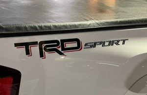 Kit de calcomanías TRD SPORT pegatina de vinilo para plataforma lateral para camioneta Toyota Tacoma (paquete de 2) - Imagen 1 de 2
