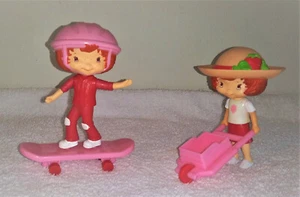 2 - McDonald's Strawberry Shortcake con tabla de patineta y carretilla - Muñecas de 4" - Imagen 1 de 4