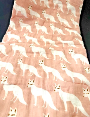 Manta/envoltura para bebé Milkbarn de una capa de muselina de zorro rosa de algodón orgánico 48" x 48" Foto 1 de 4