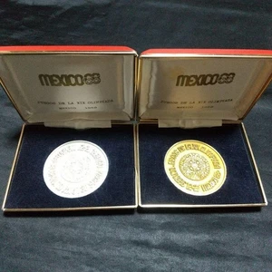 Medaglia commemorativa 19° Olimpiadi del Messico 1968 argento e bronzo set 2 pezzi usati - Foto 1 di 12