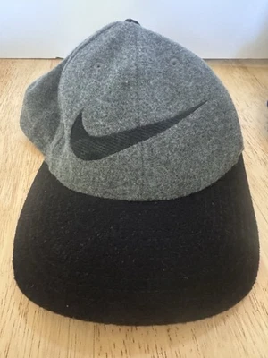 Gorra de béisbol vintage de lana Nike con hebilla de cuero años 90 OSFA Foto 1 de 4