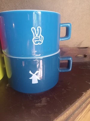 Juego de 4 tazas apilables coloridas Foto 1 de 4