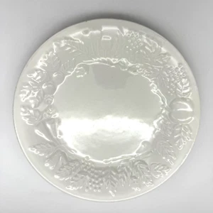Plato de ensalada Gibson con patrón de frutas 7-1/2 pulgadas diseño de frutas en relieve blanco - Imagen 1 de 6