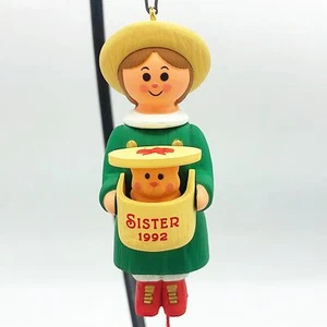 Schwester 1992 Hallmark Ornament Mädchen Haltekorb mit Kätzchen Katze - Bild 1 von 6