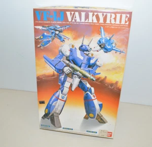 Vintage MACROSS ROBOTECH VF-1J VALKYRIE Model Kit Complete Unbuilt Bandai 1/72 - Picture 1 of 3