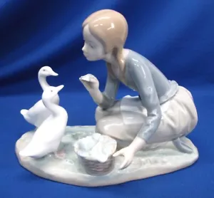 LLADRO FIGURINE GIRL FEEDING DUCKS 7.25"H X 10"W - Picture 1 of 7