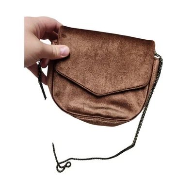 Bolsa tiracolo Anthropologie marrom veludo corrente pequena - Imagem 1 de 3